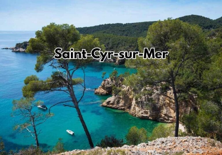 une vue en large d'une crique de Saint-Cyr-sur-Mer ou on y voit en contre bas un taxi déposant un client