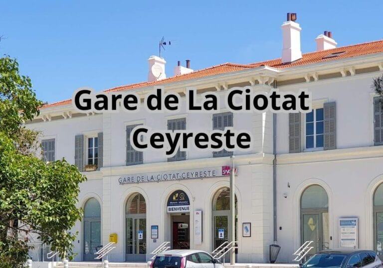 vu de l'entrée de la gare ciotat et ceyreste ou attendent des taxis stationés devant la gare