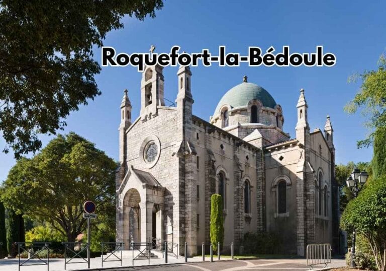 une vue en large de la ville de Roquefort-la-Bédoule ou on eut voir en cotre bas un taxi