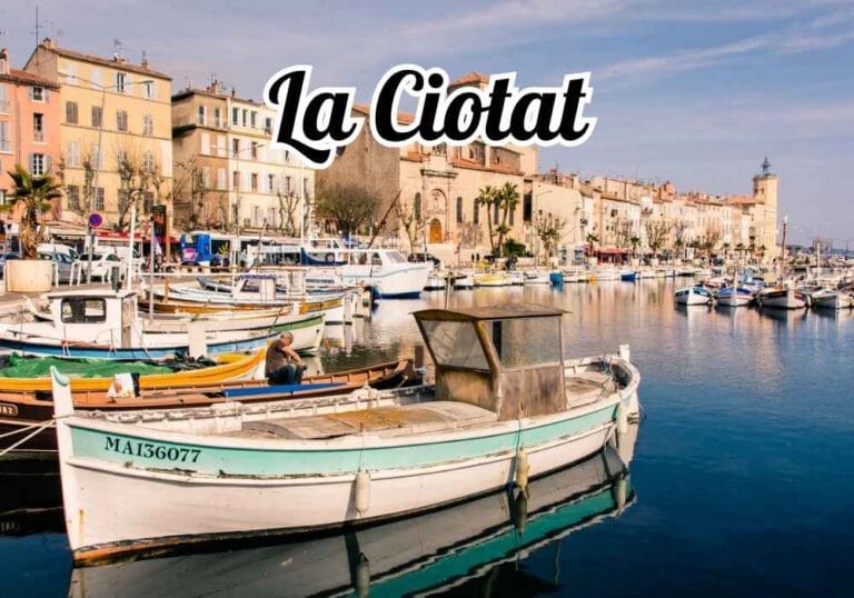 une vue en large du vieux port de La Ciotat avec en contre bas un taxi stationné sur la chaussée