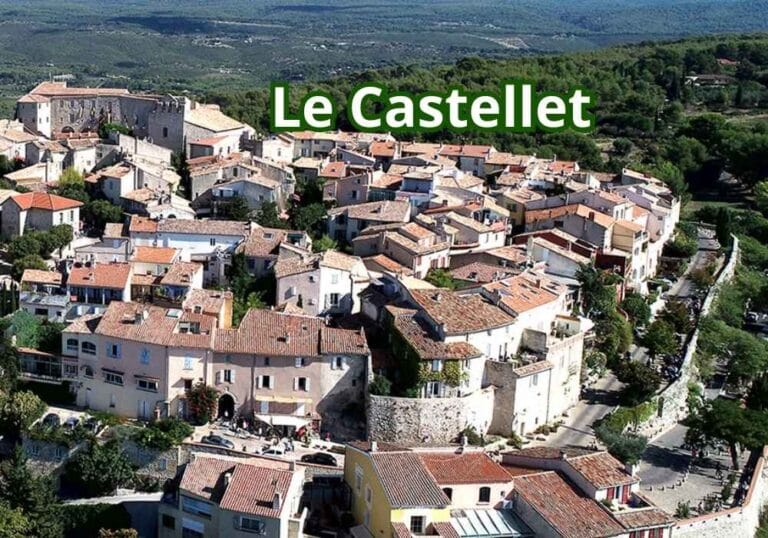 une vue d'en haut du village du castellet avec une station de taxi en contre bas