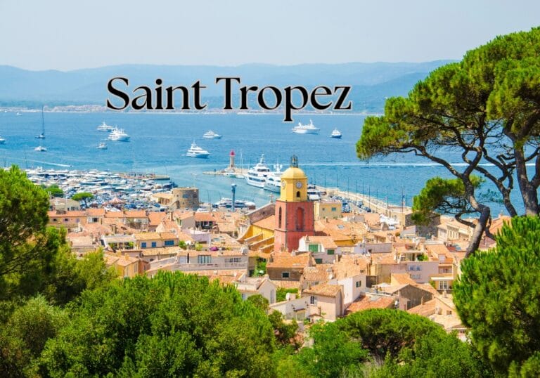 une vue de saint-trop, une ville à quelques kilometres de Toulon et en contre bas on y voit un taxi