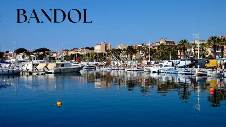une vue de Bandol et on y voit la en contre bas un chauffeur privé qui attend son client