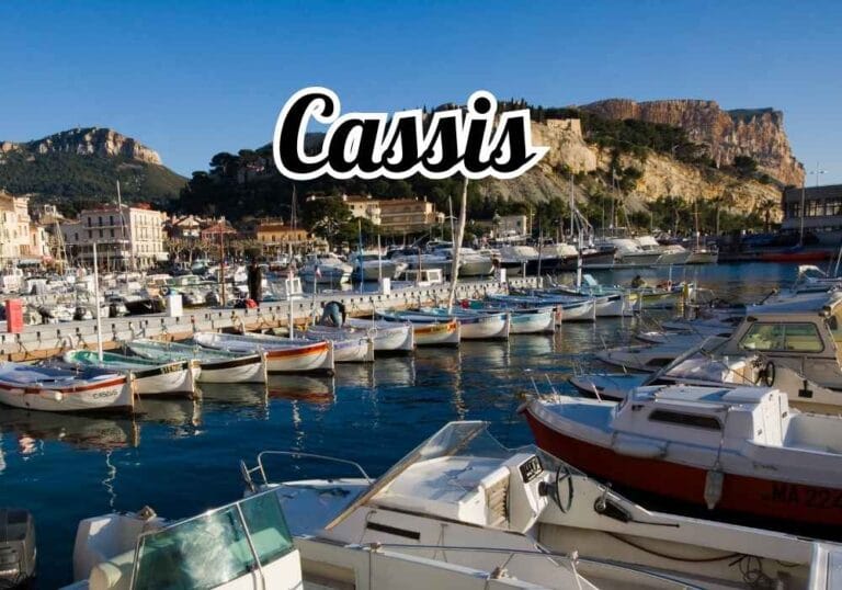une vue du port de Cassis et en contrebas on y voit un chauffeur privé qui attend son client