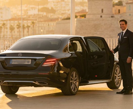Un chauffeur privé qui attend son client lors d'une mise à disposition à Saint Cyr sur Mer